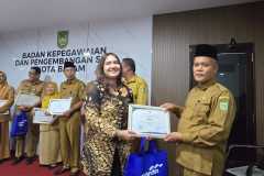 Penyerahan-SK-Pensiun-TMT-01-Agustus-2025-10 Penyerahan-SK-Pensiun-TMT-01-Agustus-2025-10