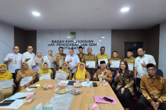 Penyerahan-SK-Pensiun-TMT-01-Agustus-2025-11 Penyerahan-SK-Pensiun-TMT-01-Agustus-2025-11