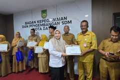 Penyerahan-SK-Pensiun-TMT-01-Agustus-2025-8 Penyerahan-SK-Pensiun-TMT-01-Agustus-2025-8