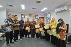 Penyerahan-SK-Pensiun-TMT-01-Juli-2024-17 Penyerahan-SK-Pensiun-TMT-01-Juli-2024-17