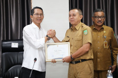 Penyerahan-SK-Pensiun-TMT-01-Juli-2025-10 Penyerahan-SK-Pensiun-TMT-01-Juli-2025-10