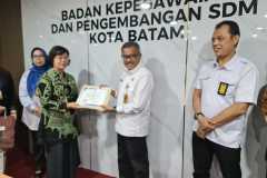 Penyerahan-SK-Pensiun-TMT-01-Juni-2025-10