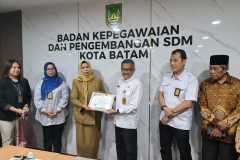 Penyerahan-SK-Pensiun-TMT-01-Juni-2025-11 Penyerahan-SK-Pensiun-TMT-01-Juni-2025-11