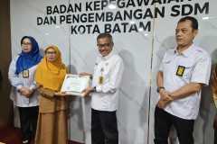 Penyerahan-SK-Pensiun-TMT-01-Juni-2025-15 Penyerahan-SK-Pensiun-TMT-01-Juni-2025-15