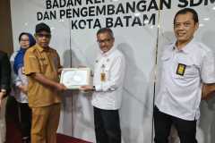 Penyerahan-SK-Pensiun-TMT-01-Juni-2025-4 Penyerahan-SK-Pensiun-TMT-01-Juni-2025-4