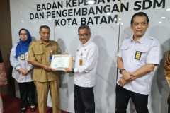 Penyerahan-SK-Pensiun-TMT-01-Juni-2025-6 Penyerahan-SK-Pensiun-TMT-01-Juni-2025-6