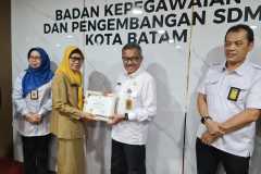 Penyerahan-SK-Pensiun-TMT-01-Juni-2025-7