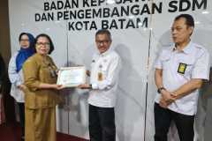 Penyerahan-SK-Pensiun-TMT-01-Juni-2025-8 Penyerahan-SK-Pensiun-TMT-01-Juni-2025-8
