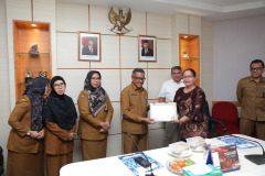 Penyerahan-Piagam-Penghargaan-dan-SK-pensiun-BUP-TMT-01-Oktober-2024-10 Penyerahan-Piagam-Penghargaan-dan-SK-pensiun-BUP-TMT-01-Oktober-2024-10