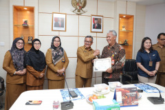 Penyerahan-Piagam-Penghargaan-dan-SK-pensiun-BUP-TMT-01-Oktober-2024-12 Penyerahan-Piagam-Penghargaan-dan-SK-pensiun-BUP-TMT-01-Oktober-2024-12