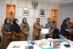Penyerahan-Piagam-Penghargaan-dan-SK-pensiun-BUP-TMT-01-Oktober-2024-13 Penyerahan-Piagam-Penghargaan-dan-SK-pensiun-BUP-TMT-01-Oktober-2024-13