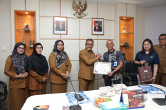 Penyerahan-Piagam-Penghargaan-dan-SK-pensiun-BUP-TMT-01-Oktober-2024-15