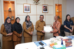 Penyerahan-Piagam-Penghargaan-dan-SK-pensiun-BUP-TMT-01-Oktober-2024-16 Penyerahan-Piagam-Penghargaan-dan-SK-pensiun-BUP-TMT-01-Oktober-2024-16