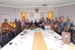 Penyerahan-Piagam-Penghargaan-dan-SK-pensiun-BUP-TMT-01-Oktober-2024-17 Penyerahan-Piagam-Penghargaan-dan-SK-pensiun-BUP-TMT-01-Oktober-2024-17
