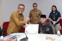 Penyerahan-Piagam-Penghargaan-dan-SK-pensiun-BUP-TMT-01-Oktober-2024-6