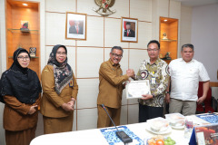 Penyerahan-Piagam-Penghargaan-dan-SK-pensiun-BUP-TMT-01-Oktober-2024-7