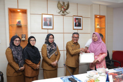 Penyerahan-Piagam-Penghargaan-dan-SK-pensiun-BUP-TMT-01-Oktober-2024-8